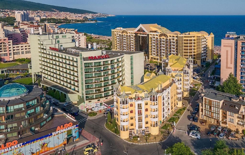 Elegantní apartmán s jednou ložnicí pouhých 100 metrů od pláže v prestižním komplexu na Slunečném pobřeží