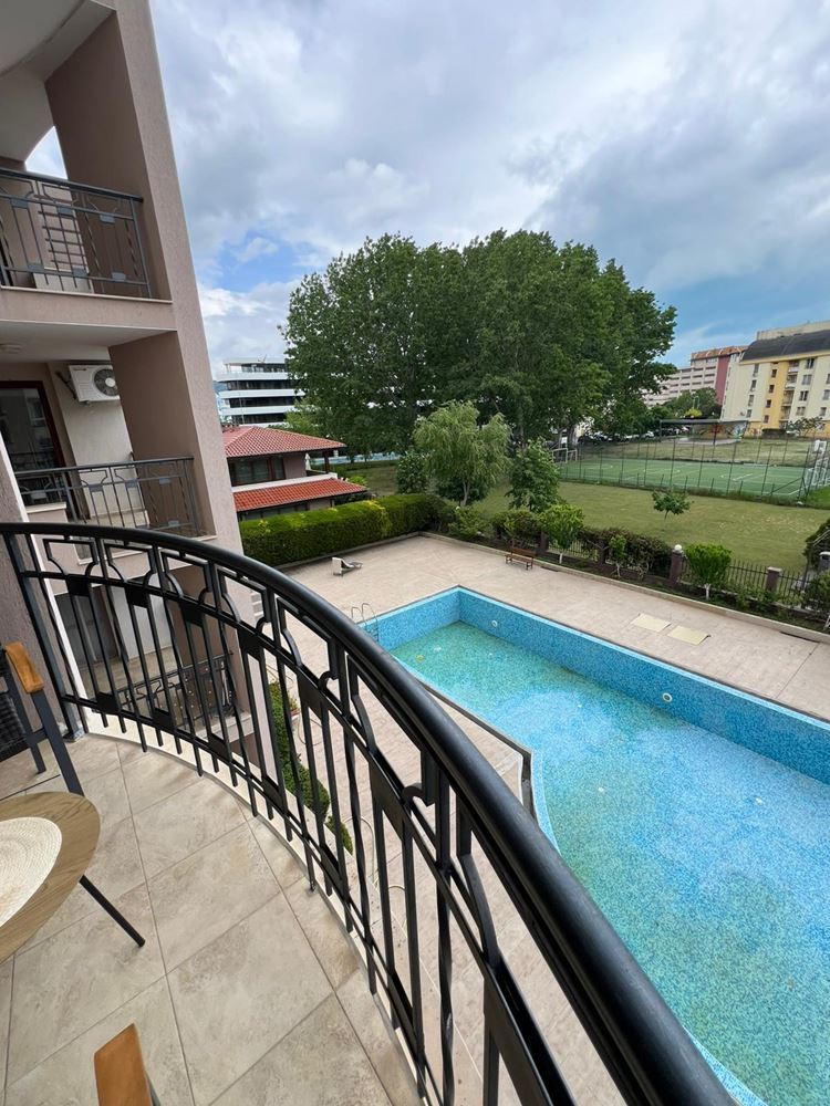 Prostorné studio s výhledem na bazén v Sunny Beach – plně zařízené