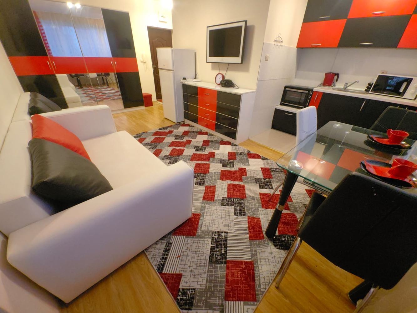 Luxusní nabídka v Ravdě – studio se skvělou polohou a komfortem v uzavřeném komplexu s bazénem
