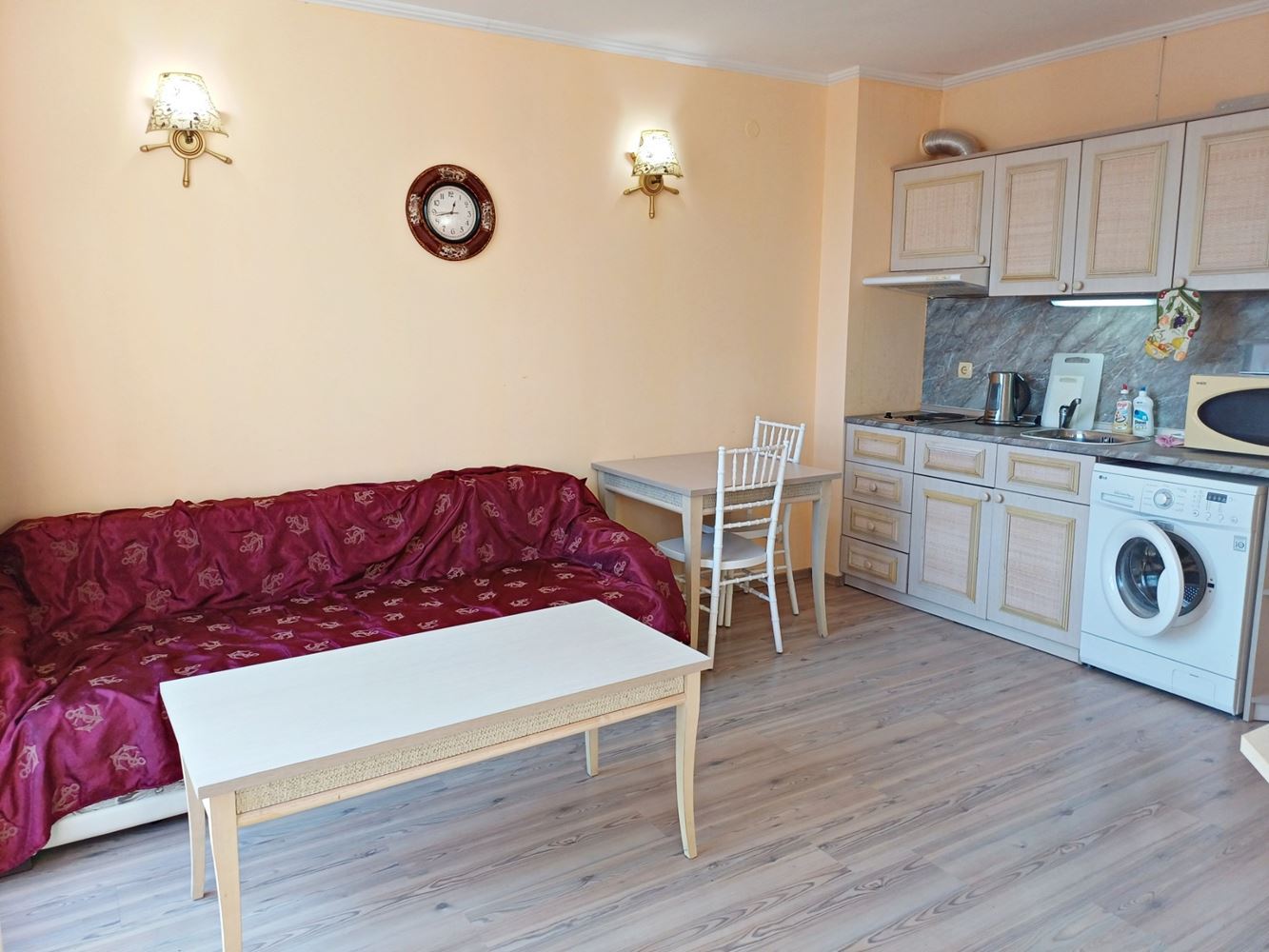 Elegantní apartmán s jednou ložnicí pouhých 100 metrů od pláže v prestižním komplexu na Slunečném pobřeží