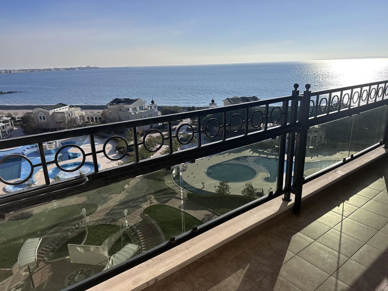 Byt se dvěma ložnicemi v Pomorie s přímým výhledem na moře – luxusní život na první linii