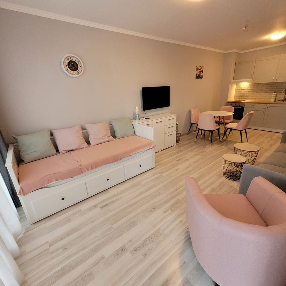 Útulný apartmán s jednou ložnicí s novým vybavením v uzavřeném komplexu u moře v letovisku Elenite