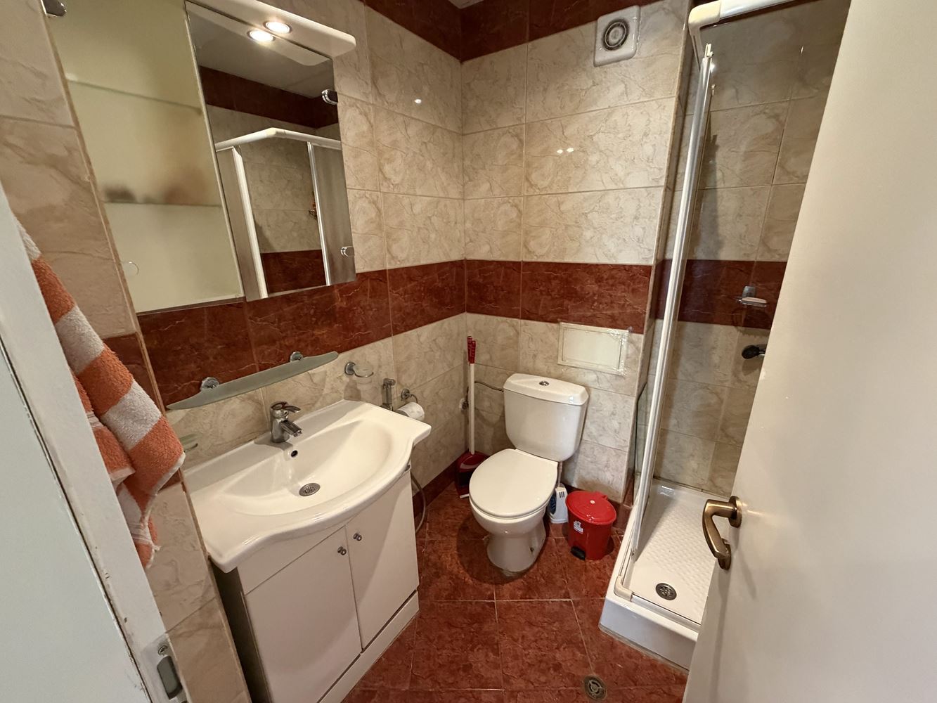 Apartmán s jednou ložnicí, prostornou terasou a výhledem na moře ve Sveti Vlas – 300 metrů od pláže