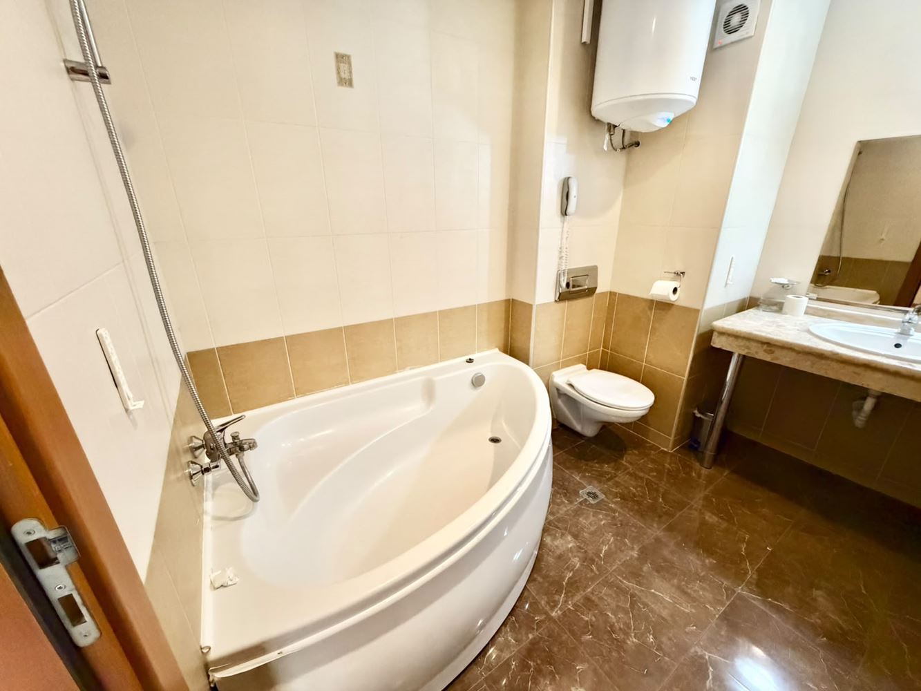 Prostorný apartmán s jednou ložnicí a výhledem na moře ve druhé linii od moře na Slunečném pobřeží