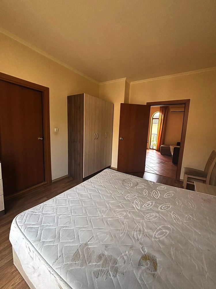 Světlý apartmán s jednou ložnicí, velkou terasou a výhledem do zeleně v Elenite