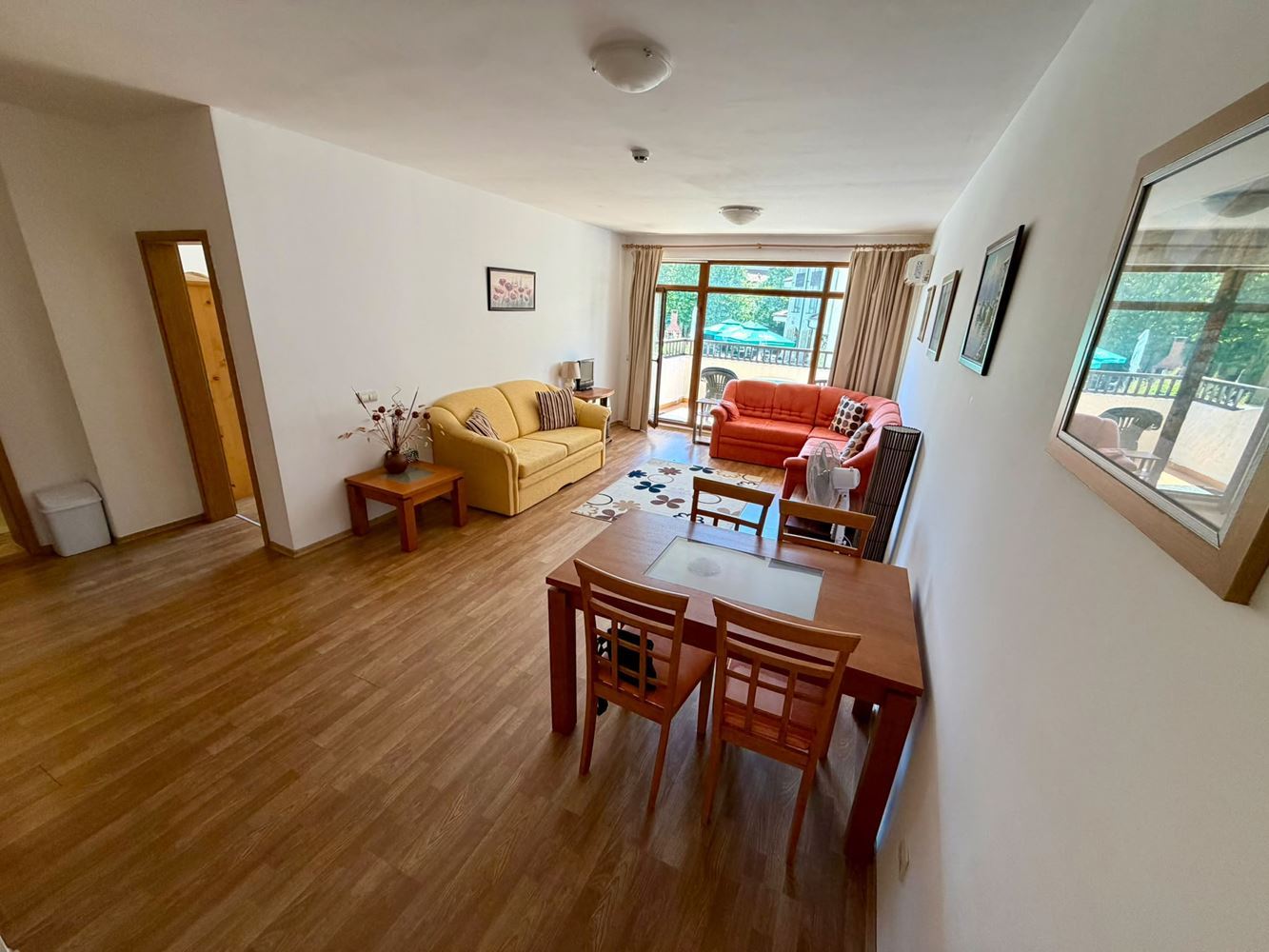 Prostorný apartmán s jednou ložnicí a výhledem na bazén v Aheloy