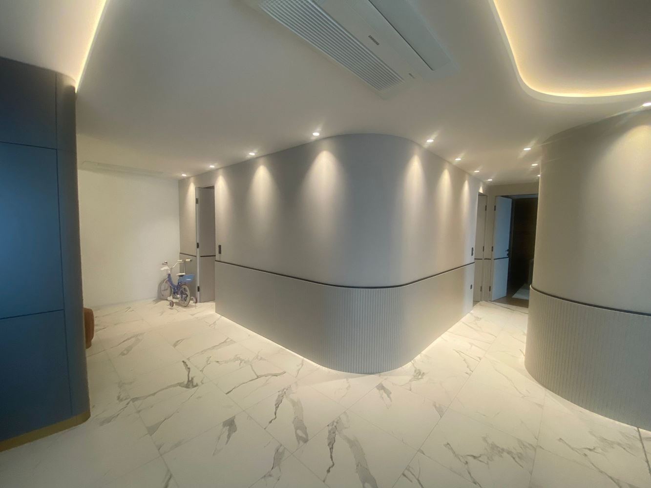 Elegantní a prostorný třípokojový apartmán v první linii u moře v Nesebaru – panoramatický výhled na moře a prémiový komfort