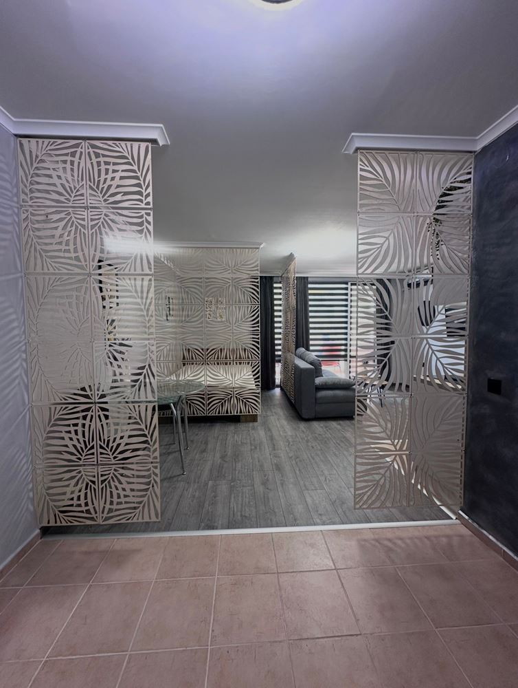 Dvouložnicový apartmán s částečným výhledem na moře v Sveti Vlas – zařízený, po rekonstrukci, v luxusním uzavřeném komplexu