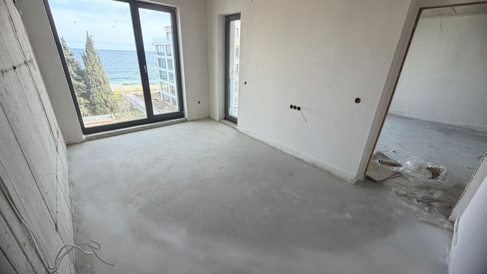 Prostorný 4pokojový apartmán s přímým panoramatickým výhledem na moře v luxusním komplexu na první linii v Ravdě