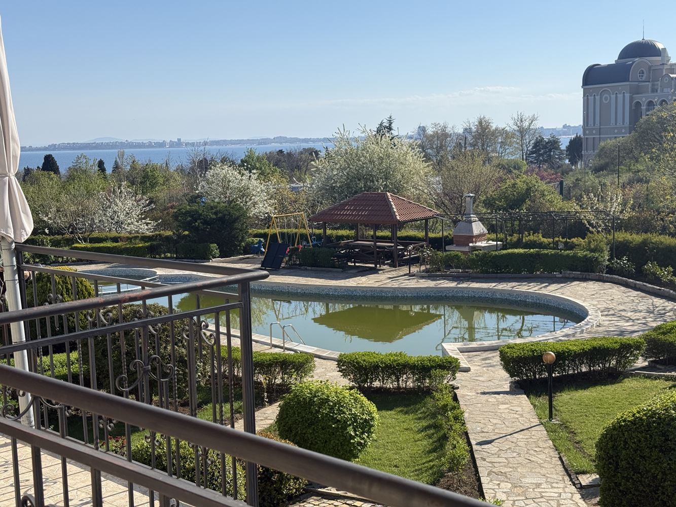 Dvoupokojový apartmán ve Svetém Vlasu – 300 m od moře, výborná infrastruktura a splátky do konce roku