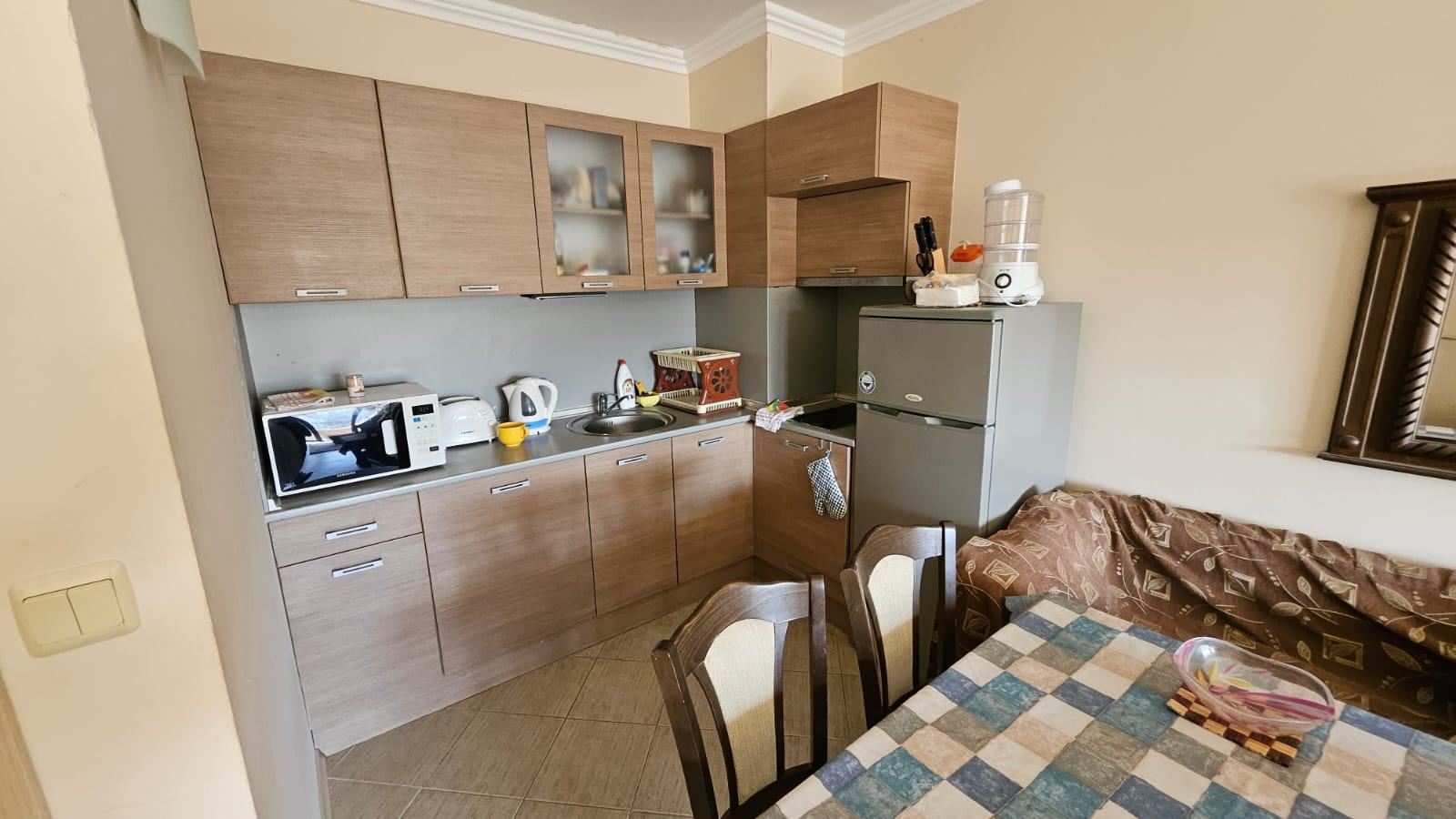 Prostorný byt s jednou ložnicí na první linii u moře v Carevu s kompletním vybavením