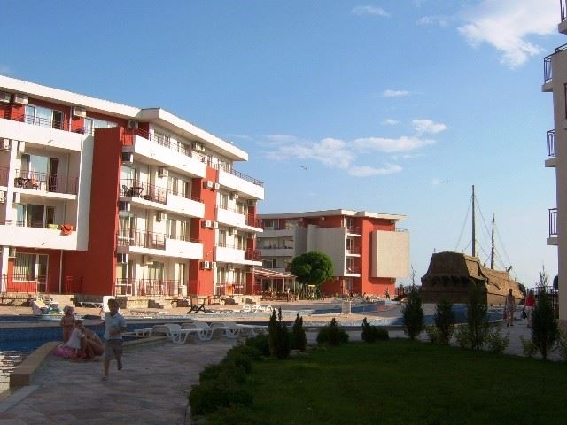 Apartmán s jednou ložnicí na první linii u moře v hlídaném komplexu v Elenite