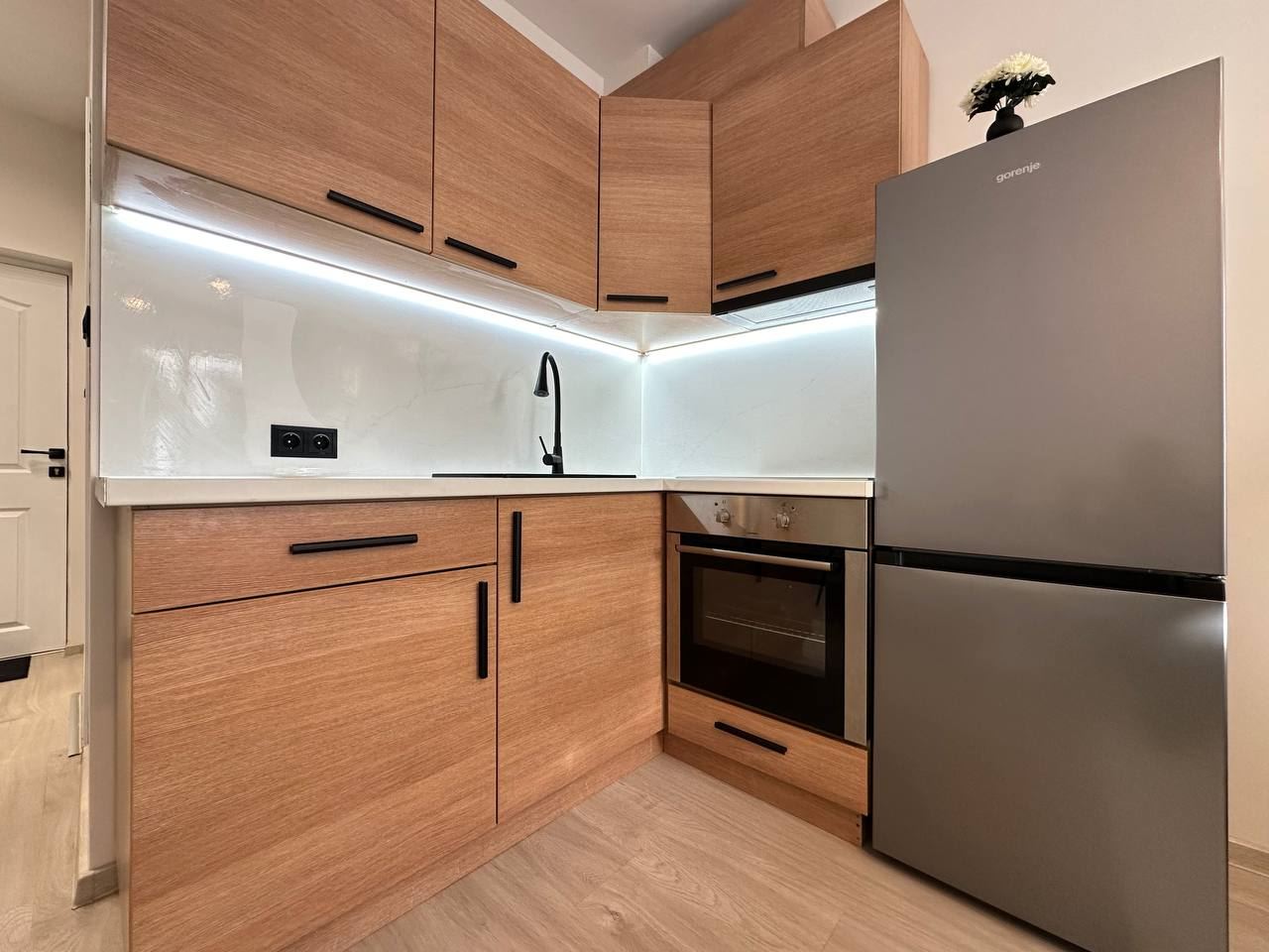 Stylový a útulný apartmán s přímým vstupem k bazénu – moderní studio v uzavřeném komplexu 300 m od moře
