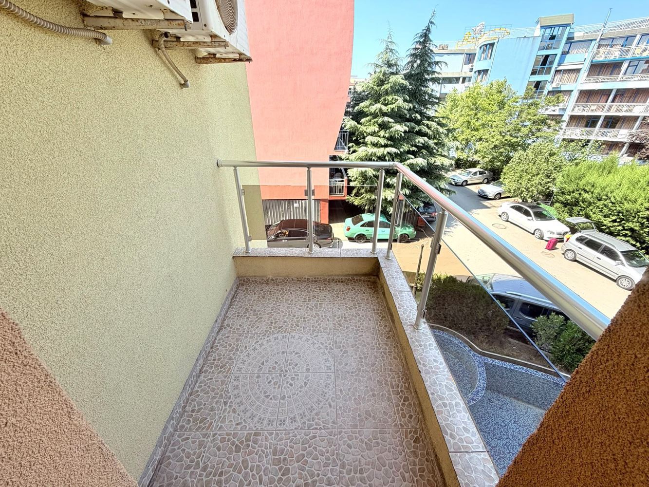 Apartmán se dvěma ložnicemi v Slunečném pobřeží bez poplatku za údržbu – výborná lokalita, atraktivní investice