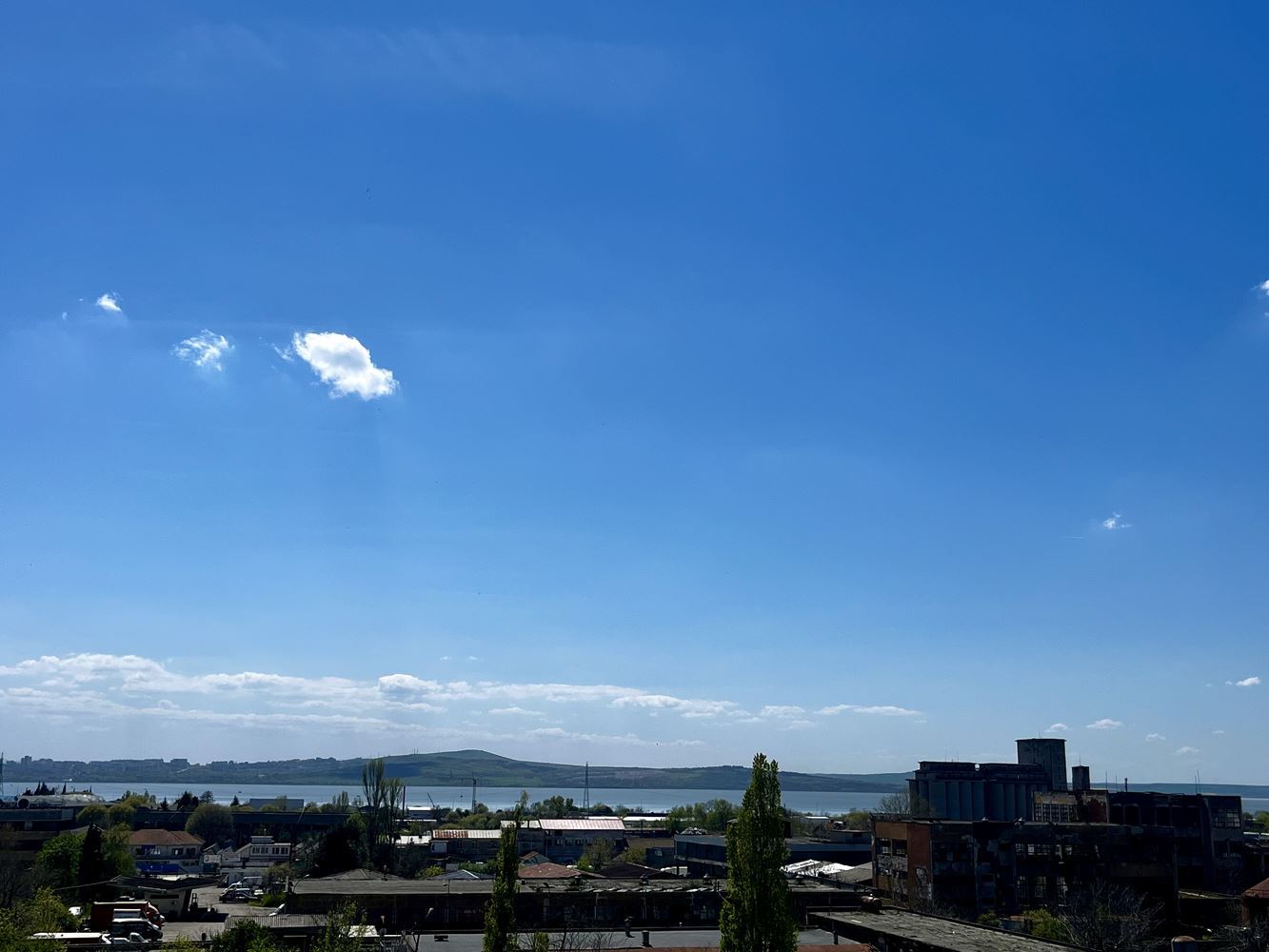 Moderní apartmán s jednou ložnicí s panoramatickým výhledem v prestižním komplexu – připraven k nastěhování