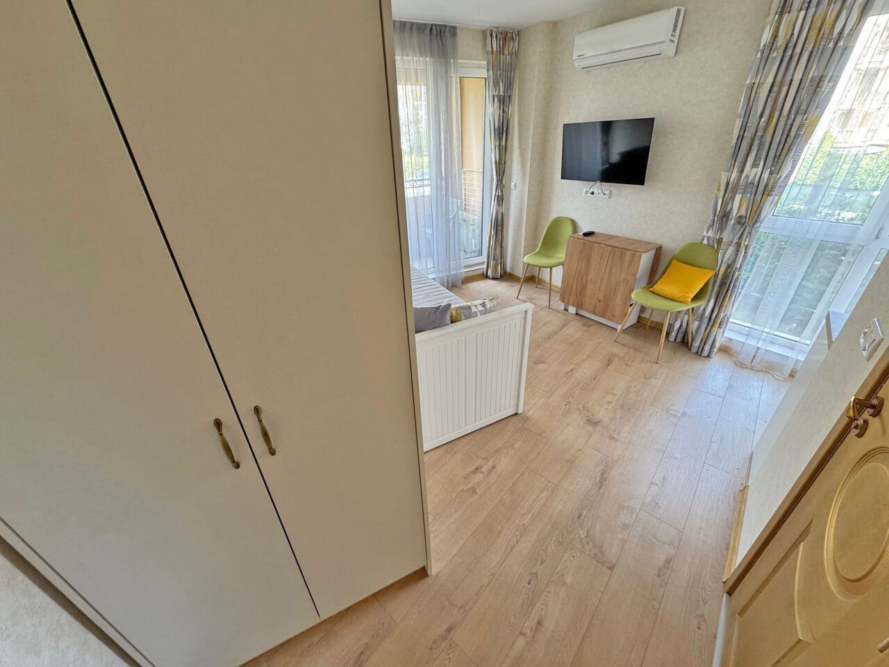 Světlé studio v luxusním komplexu – skvělý komfort u bazénu