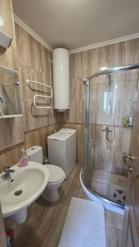 Apartmán s jednou ložnicí obklopený zelení a komfortem na Slunečném pobřeží – skvělá investice a útulný rekreační domov