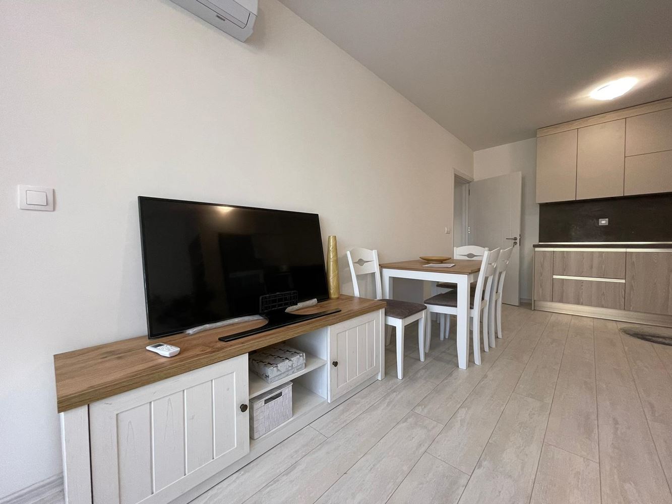 Zařízený apartmán s jednou ložnicí bez poplatku za údržbu v Sarafovu