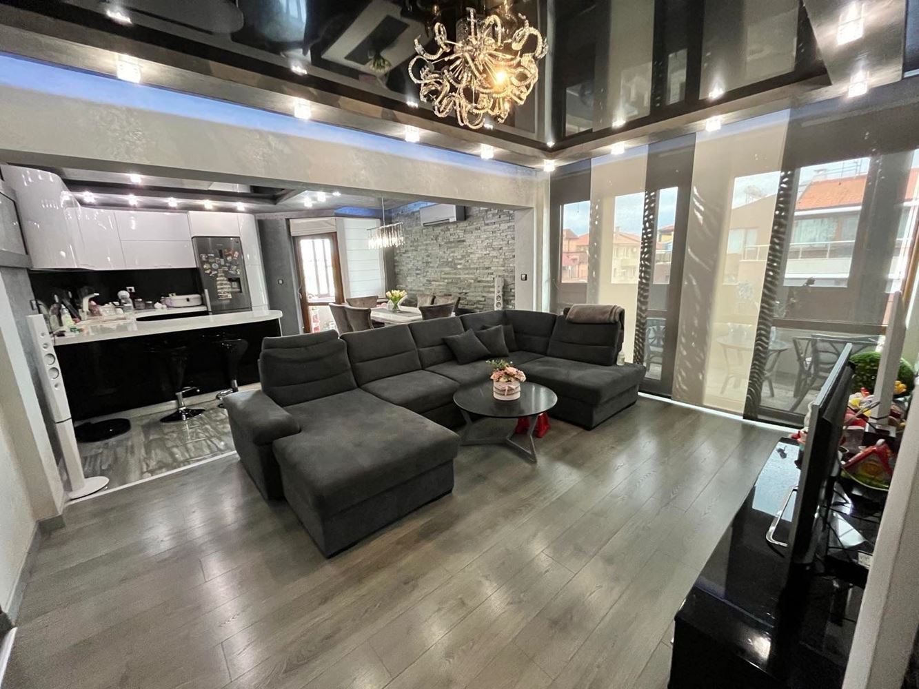 Luxusní apartmán se třemi terasami a vybavením vysoké třídy – výjimečný byt se dvěma ložnicemi v komplexu „Černé moře“, Nesebar