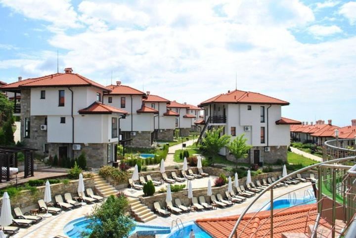 Prostorný apartmán s jednou ložnicí a výhledem na moře v oblasti Slunečného pobřeží