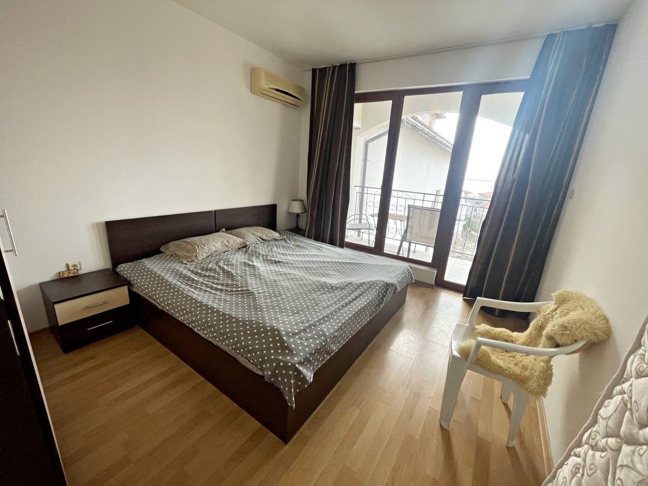 Apartmán s jednou ložnicí a panoramatickým výhledem na moře v Svatém Vlasu – styl, komfort a skvělá investice