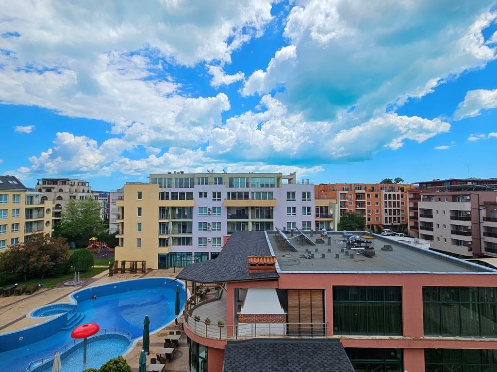 Exkluzivní 2pokojový apartmán s panoramatickým výhledem na bazén ve Slunečném pobřeží