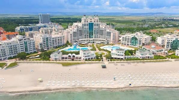 Luxusní apartmán s jednou ložnicí v první linii u moře v Pomorie – komfort a přímořská atmosféra