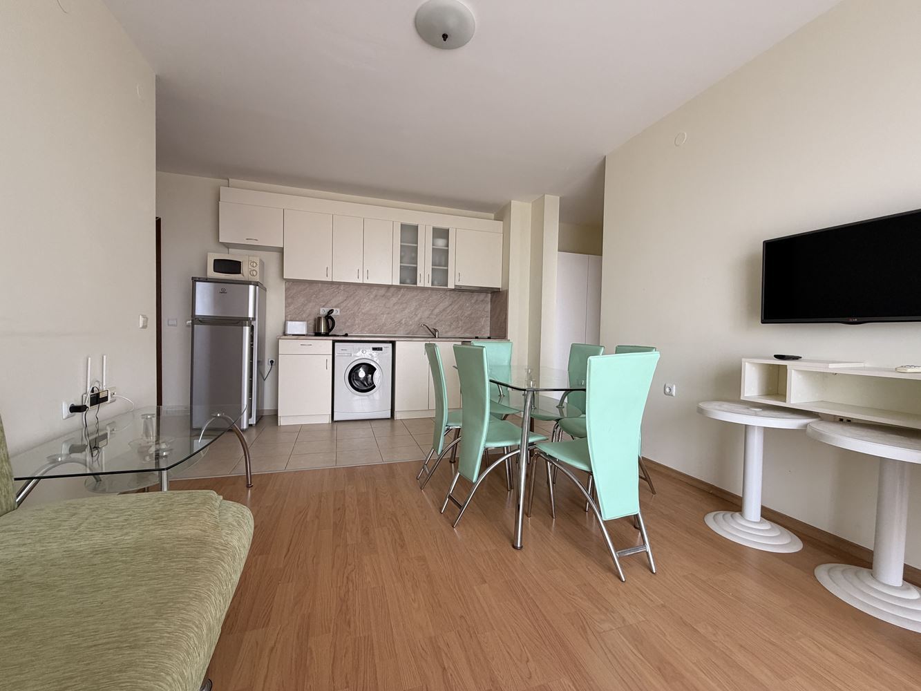 Prostorný apartmán se dvěma ložnicemi ve Slunečném pobřeží – panoramatický výhled a klidná lokalita