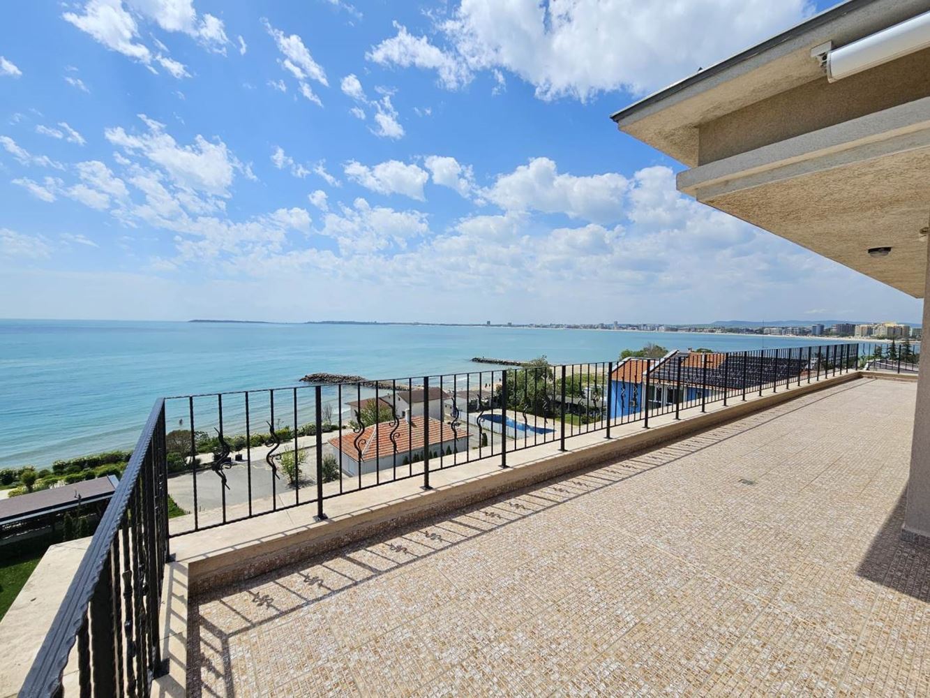 Sveti Vlas – apartmán se třemi ložnicemi s přímým panoramatickým výhledem na moře v komplexu na první linii