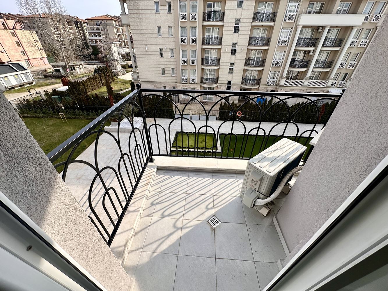 Útulný byt s jednou ložnicí s výhledem na bazén a zeleň ve Slunečném pobřeží – připraven k užívání