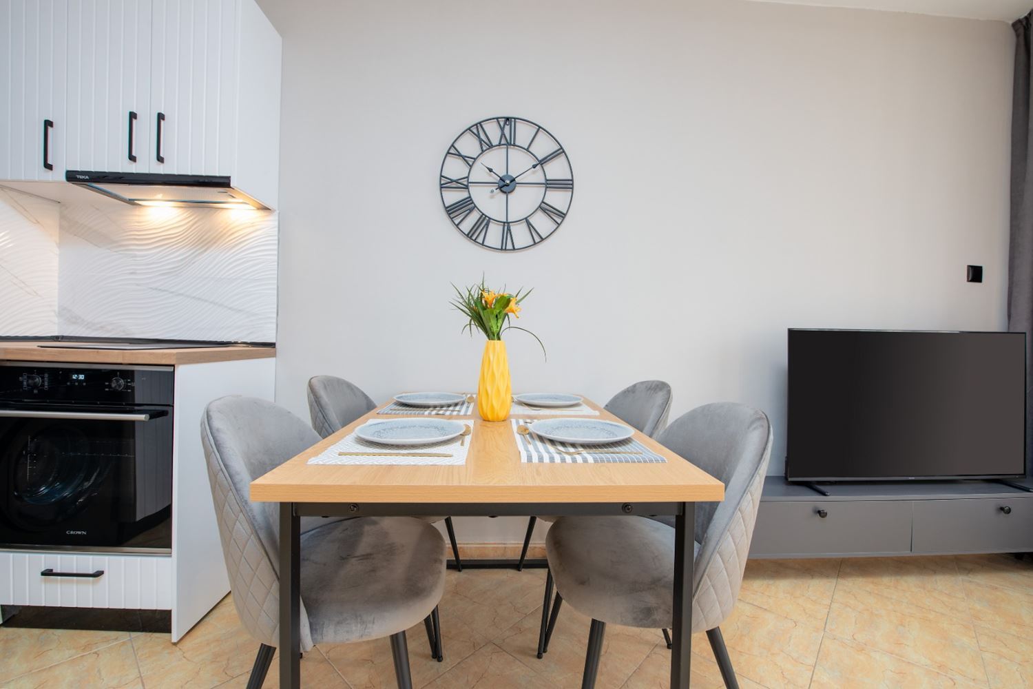 Stylově zrekonstruovaný byt se dvěma ložnicemi v udržovaném komplexu v Slunečném pobřeží – komfort, klid a výborná lokalita