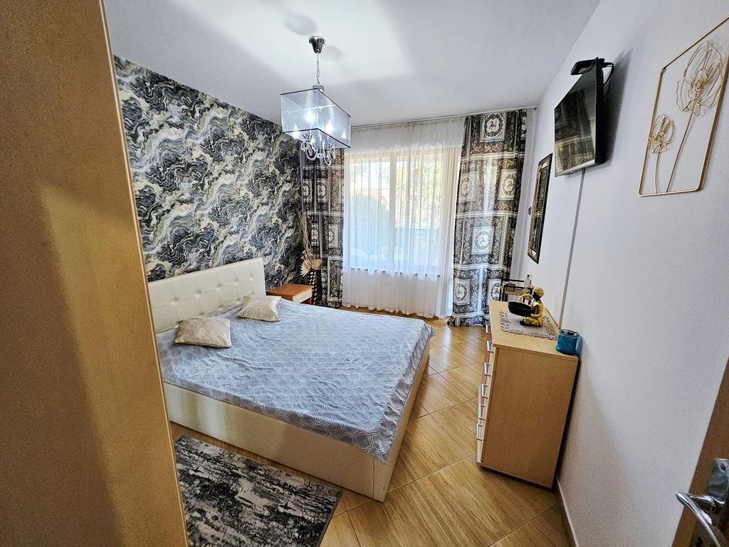 Stylový apartmán s jednou ložnicí s výhledem na bazén v letovisku Slunečné pobřeží