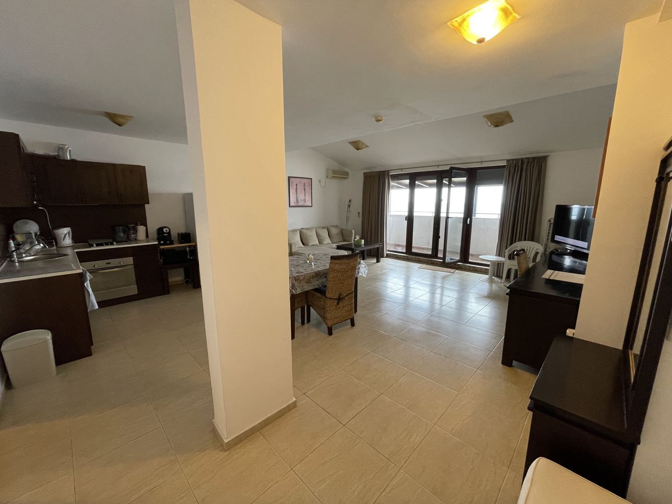 První linie v Aheloji – apartmán s přímým výhledem na moře v luxusním komplexu