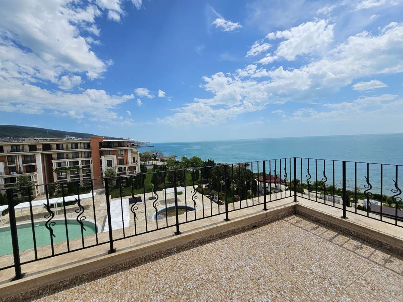 Sveti Vlas – apartmán se třemi ložnicemi s přímým panoramatickým výhledem na moře v komplexu na první linii