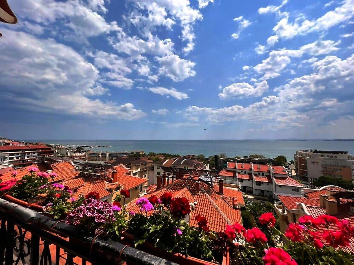 Komfortní mezonetový apartmán se dvěma ložnicemi a panoramatickým výhledem na moře ve Sveti Vlas – nemovitost v prestižní lokalitě s působivým výhledem