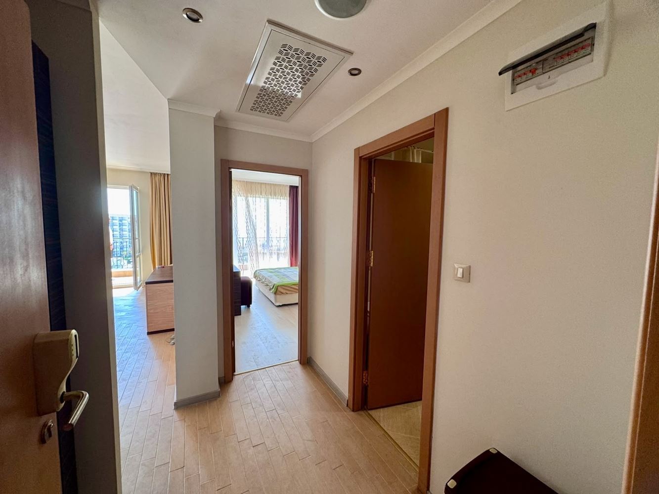 Luxusní apartmán u moře s panoramatickým výhledem v prestižním komplexu na Slunečném pobřeží