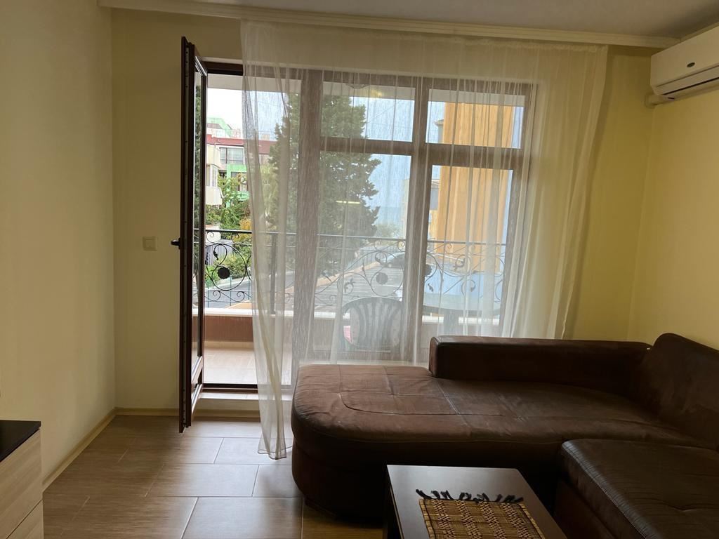 Prostorný apartmán s jednou ložnicí na první linii v malebné Ravdě