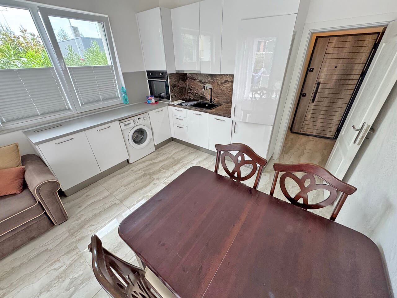Prostorný apartmán s jednou ložnicí, velkou terasou a výhledem na bazén na Slunečném pobřeží