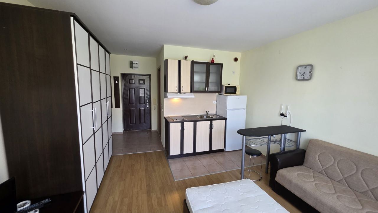 Praktické a útulné studio na Slunečném pobřeží – komfort a klid s výhledem na bazén