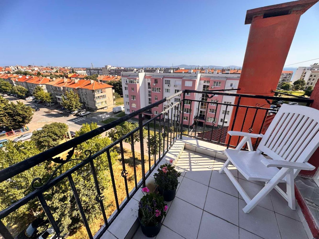 Stylové studio s panoramatickou terasou v Pomorie – nízký poplatek za údržbu, jižní orientace a vynikající lokalita blízko moře