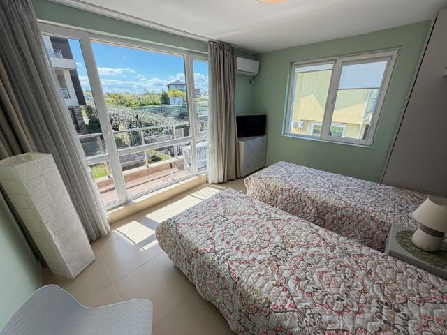 Prostorný apartmán se 2 ložnicemi v první linii u moře s čelním panoramatickým výhledem na moře