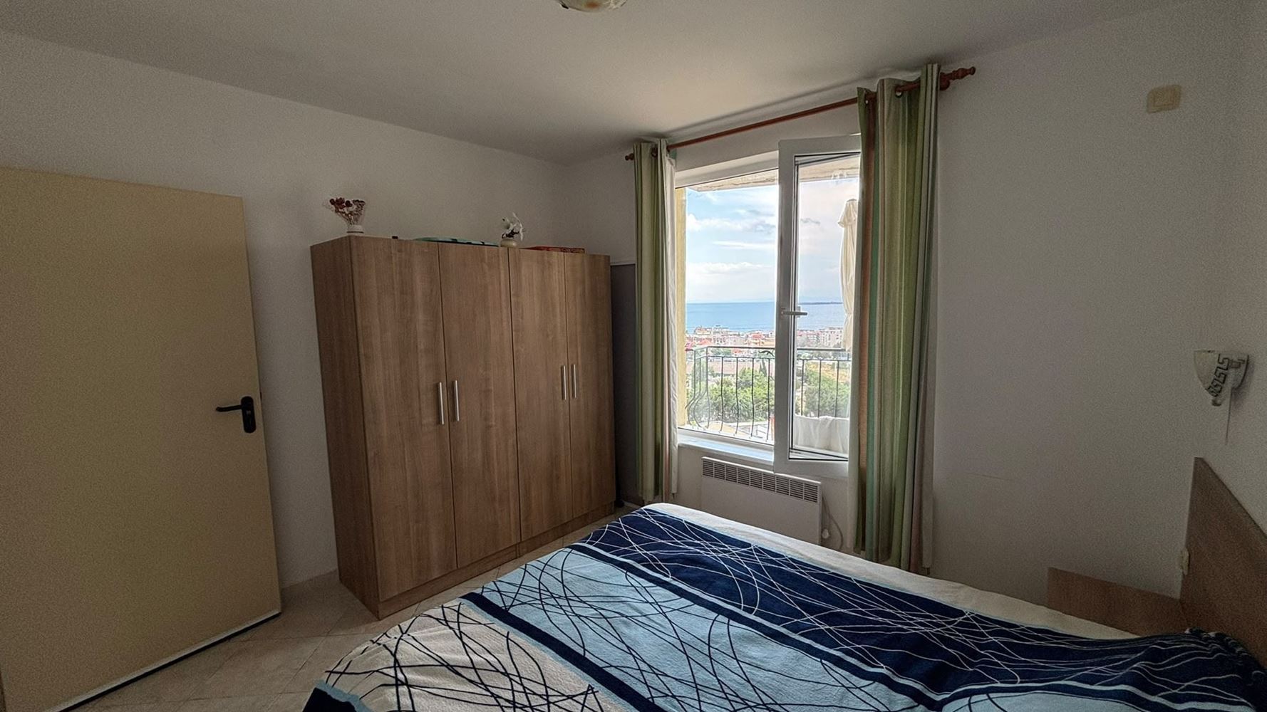 Apartmán s jednou ložnicí s výhledem na moře ve Sveti Vlas – bez poplatku za údržbu, s parkováním, připravený k nastěhování