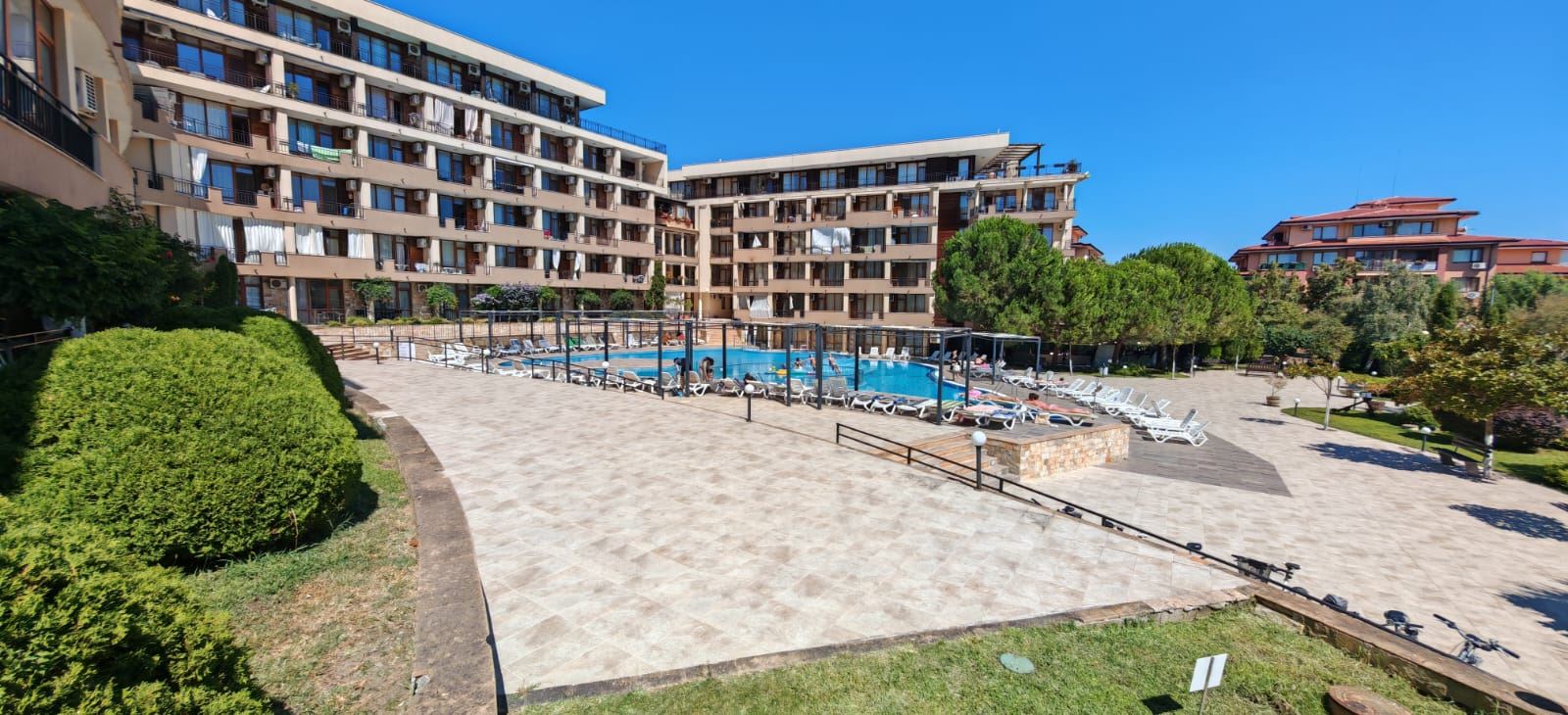 Skvělá příležitost ve Sveti Vlas – zařízený prostorný apartmán s jednou ložnicí blízko pláže