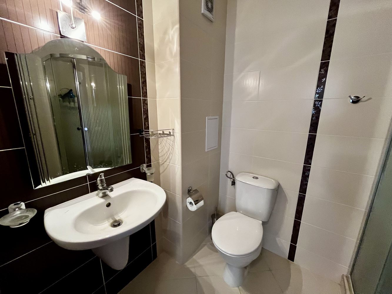 Mořský komfort a klid v blízkosti Nesebaru! Zařízený apartmán s jednou ložnicí s výhledem na bazén v luxusním uzavřeném komplexu