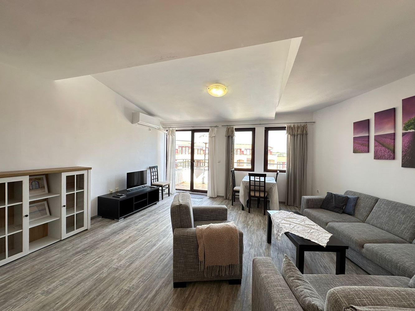 Apartmán s jednou ložnicí v první linii u moře v Aheloji – mořská atmosféra, luxusní vybavení a připravené dokumenty k uzavření obchodu