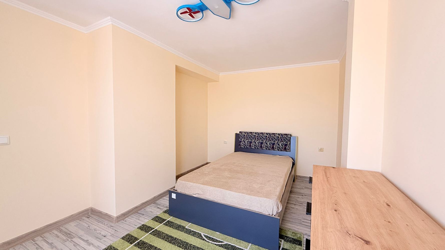 Luxusní mezonet se třemi ložnicemi v srdci Slunečného Pobřeží – prostor, styl a komfort na dvou úrovních