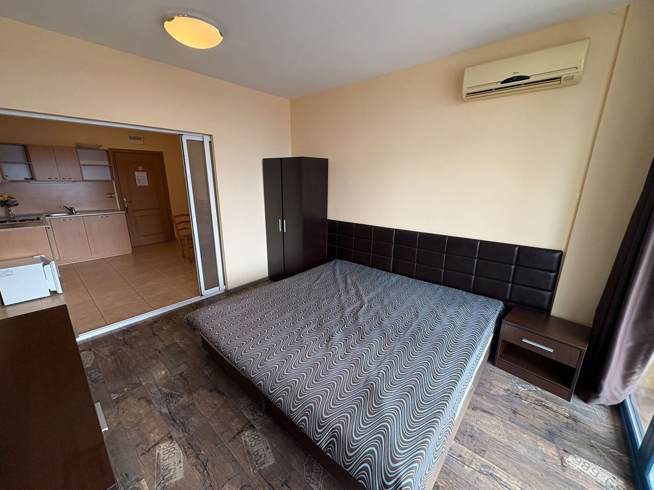 Apartmán se dvěma ložnicemi ve Slunečném pobřeží – prostornost, vybavení a zábava v rekreačním komplexu
