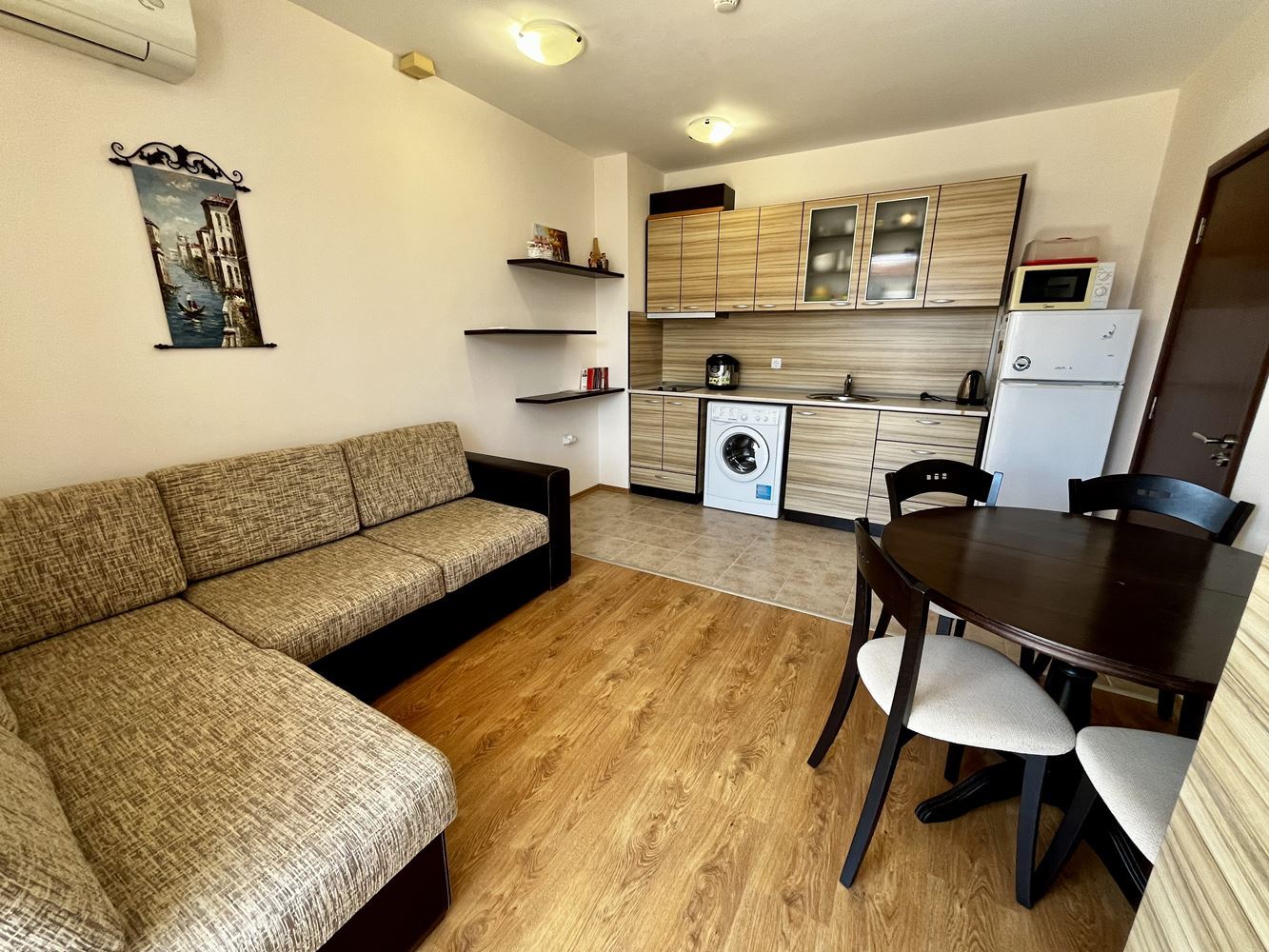Mořský komfort a klid v blízkosti Nesebaru! Zařízený apartmán s jednou ložnicí s výhledem na bazén v luxusním uzavřeném komplexu