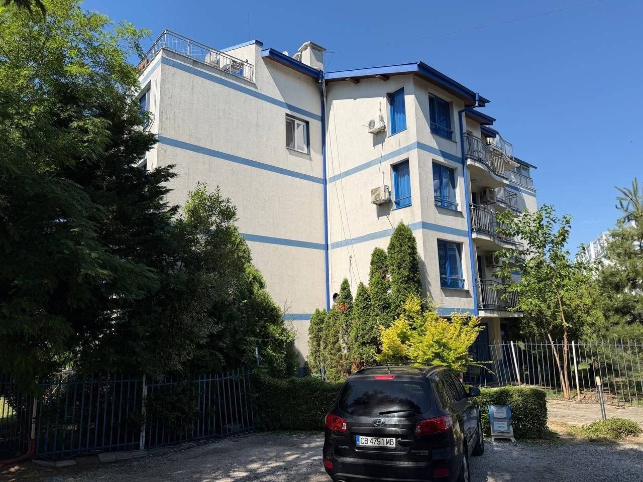 Apartmán s jednou ložnicí v první linii u moře v Pomorie – panoramatický výhled na moře a bazén