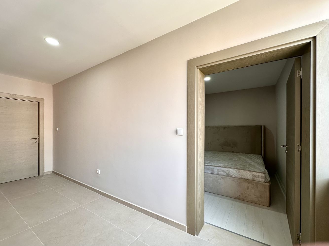 Útulný byt s jednou ložnicí s výhledem na bazén a zeleň ve Slunečném pobřeží – připraven k užívání